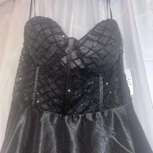 Little black dress. Strapless. Brand new never worn from Windsor - Picture 3 of 5